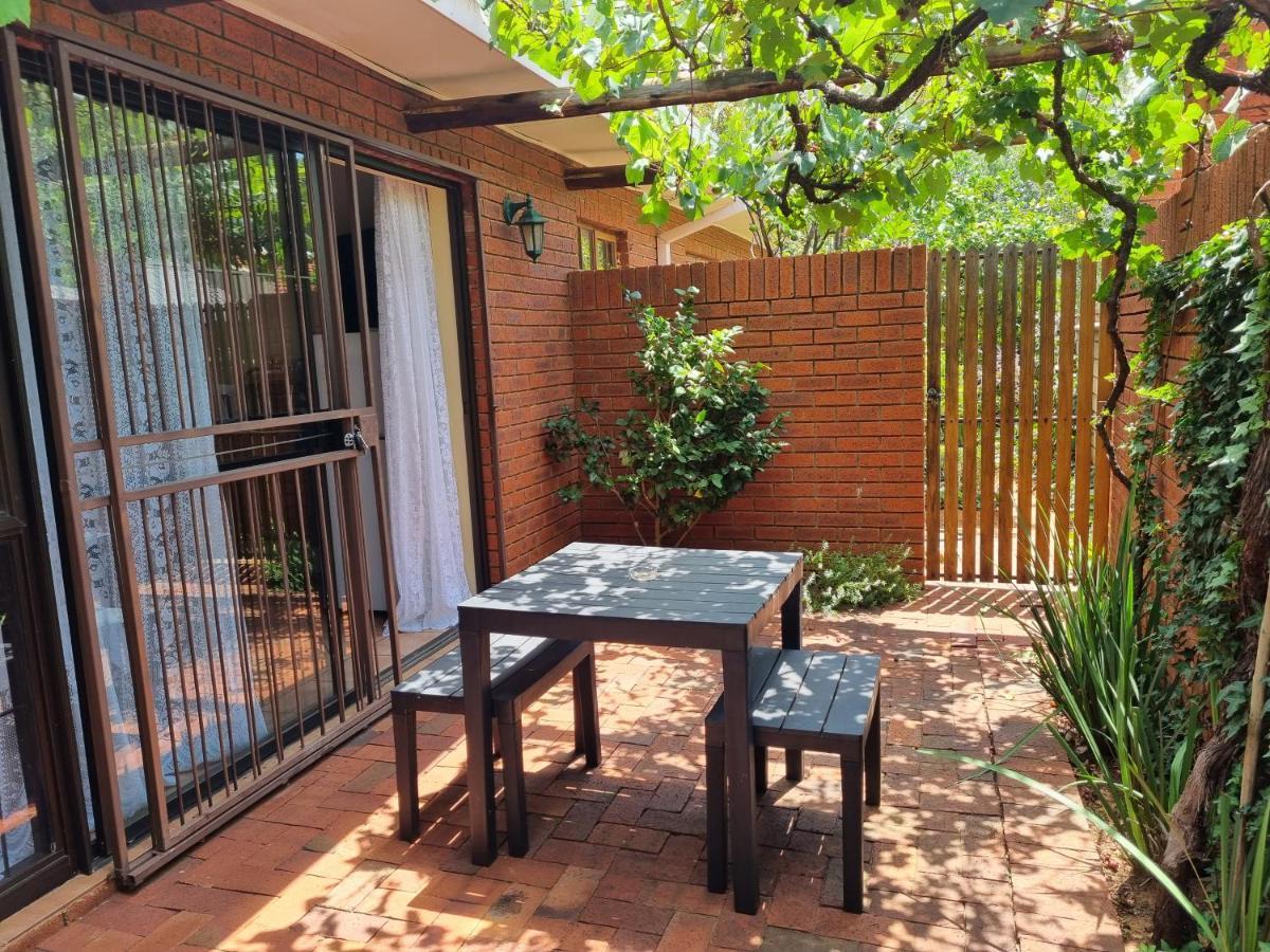 Camelia Guest House Bloemfontein Extérieur photo